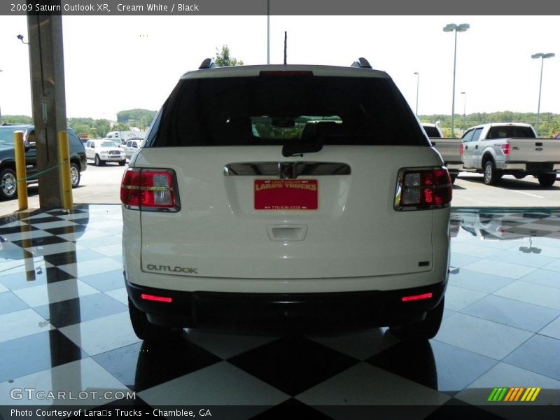 Cream White / Black 2009 Saturn Outlook XR