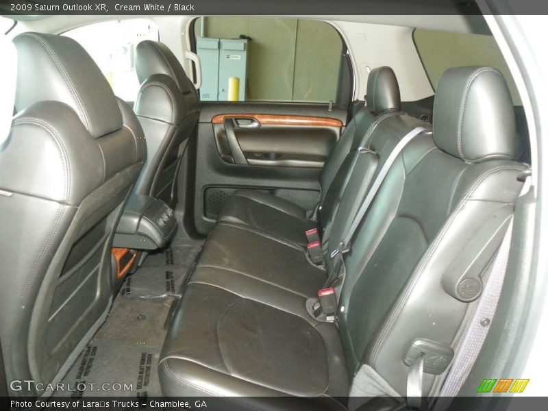 Cream White / Black 2009 Saturn Outlook XR