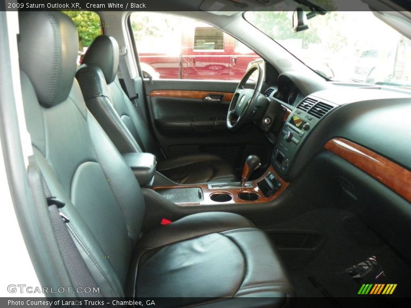 Cream White / Black 2009 Saturn Outlook XR