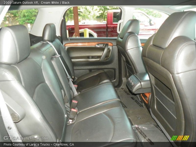 Cream White / Black 2009 Saturn Outlook XR