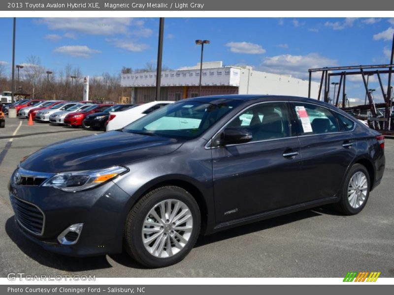 Front 3/4 View of 2013 Avalon Hybrid XLE