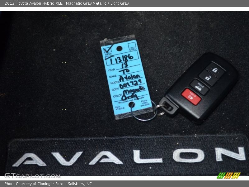 Magnetic Gray Metallic / Light Gray 2013 Toyota Avalon Hybrid XLE