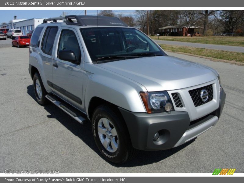 Front 3/4 View of 2011 Xterra S