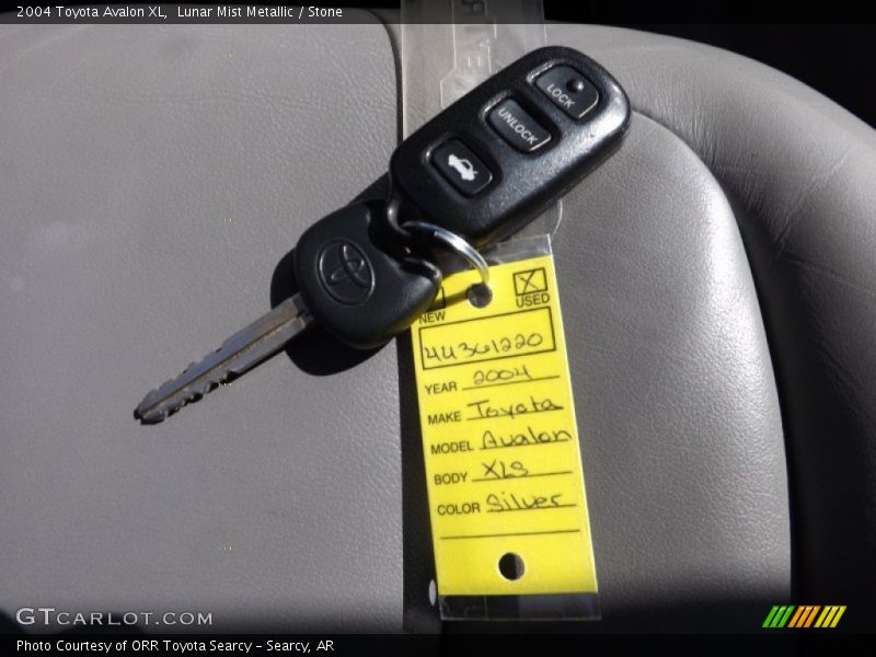 Lunar Mist Metallic / Stone 2004 Toyota Avalon XL