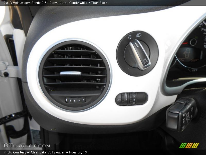 Candy White / Titan Black 2013 Volkswagen Beetle 2.5L Convertible