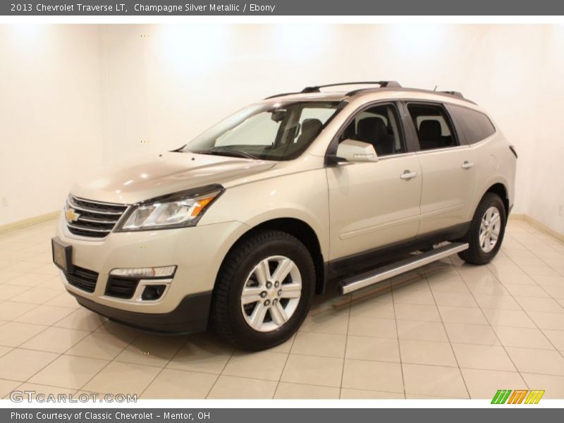 Front 3/4 View of 2013 Traverse LT