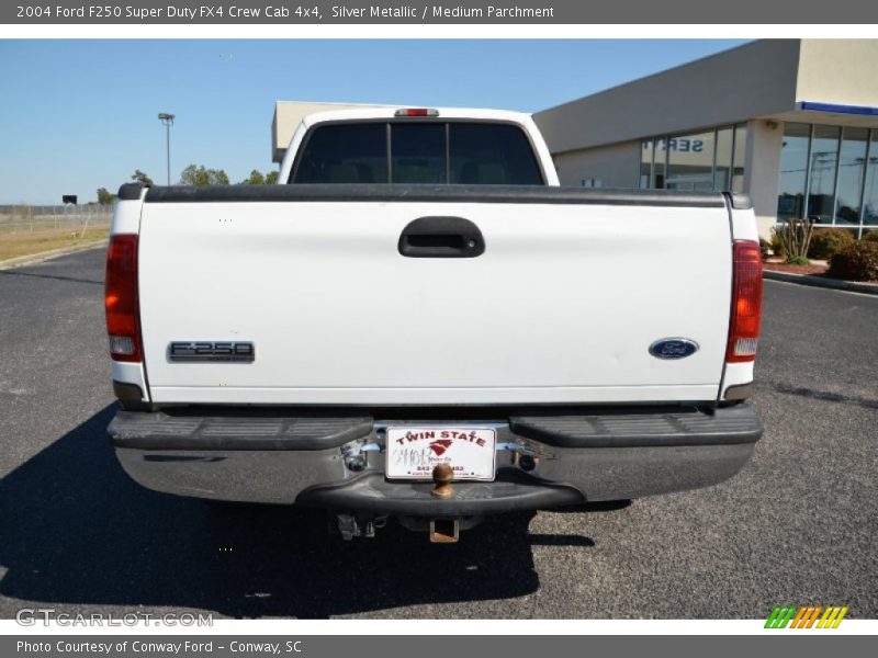Silver Metallic / Medium Parchment 2004 Ford F250 Super Duty FX4 Crew Cab 4x4