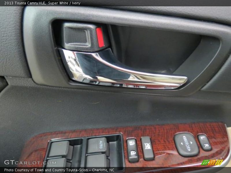 Super White / Ivory 2013 Toyota Camry XLE