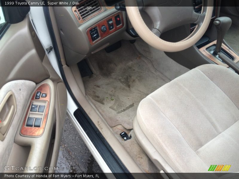 Super White / Oak 1999 Toyota Camry LE