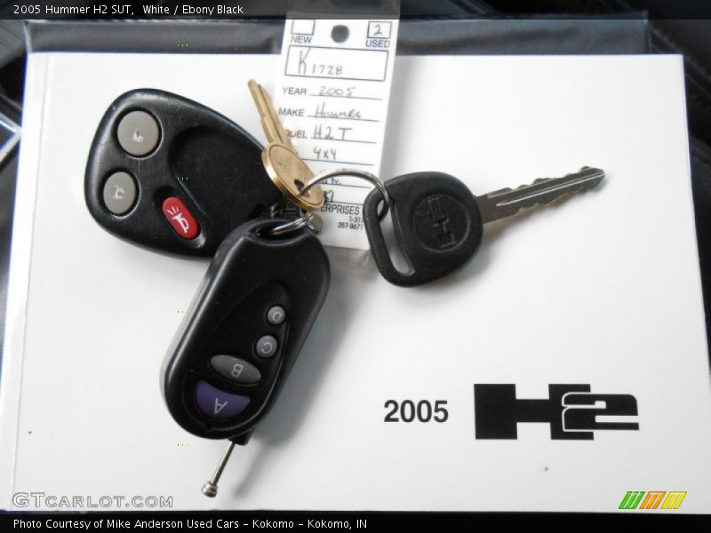 White / Ebony Black 2005 Hummer H2 SUT