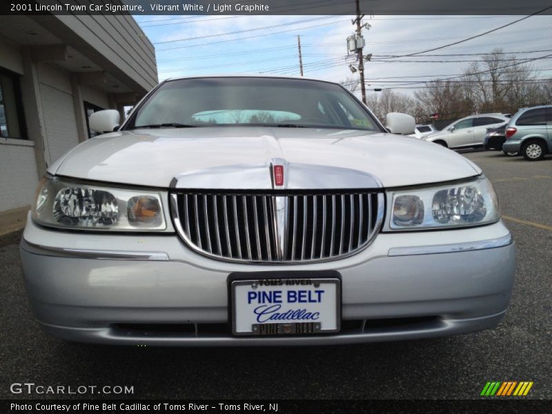 Vibrant White / Light Graphite 2001 Lincoln Town Car Signature