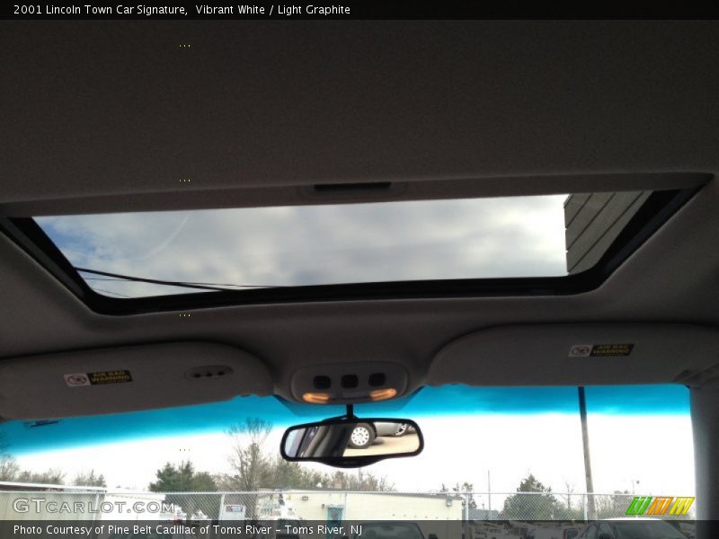 Vibrant White / Light Graphite 2001 Lincoln Town Car Signature