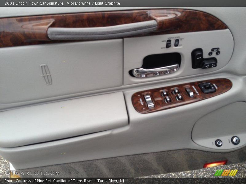 Vibrant White / Light Graphite 2001 Lincoln Town Car Signature