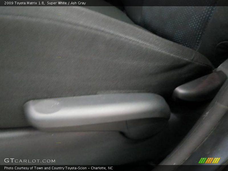 Super White / Ash Gray 2009 Toyota Matrix 1.8