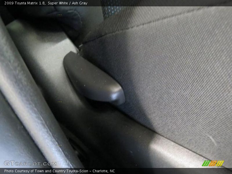 Super White / Ash Gray 2009 Toyota Matrix 1.8