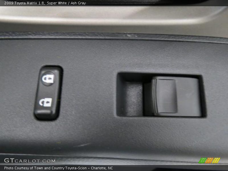 Super White / Ash Gray 2009 Toyota Matrix 1.8