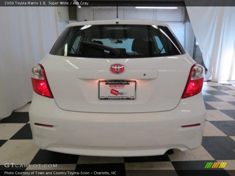Super White / Ash Gray 2009 Toyota Matrix 1.8
