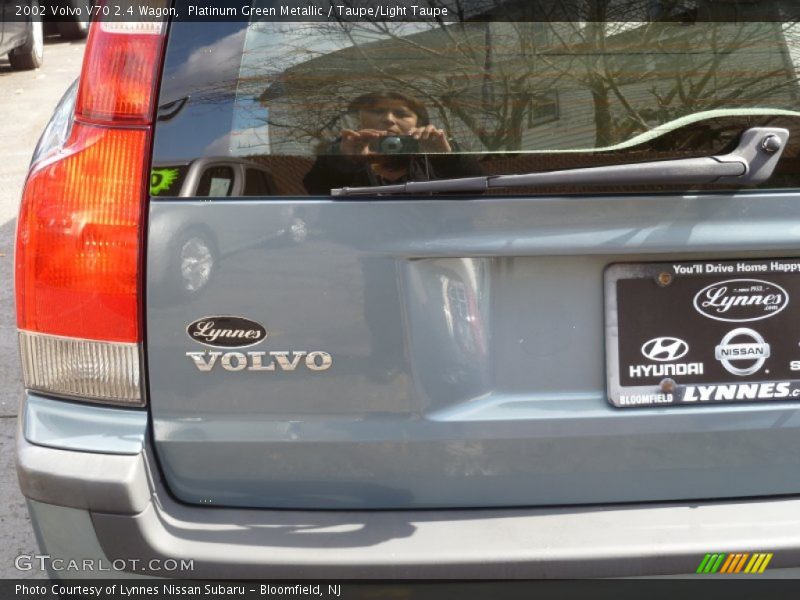 Platinum Green Metallic / Taupe/Light Taupe 2002 Volvo V70 2.4 Wagon
