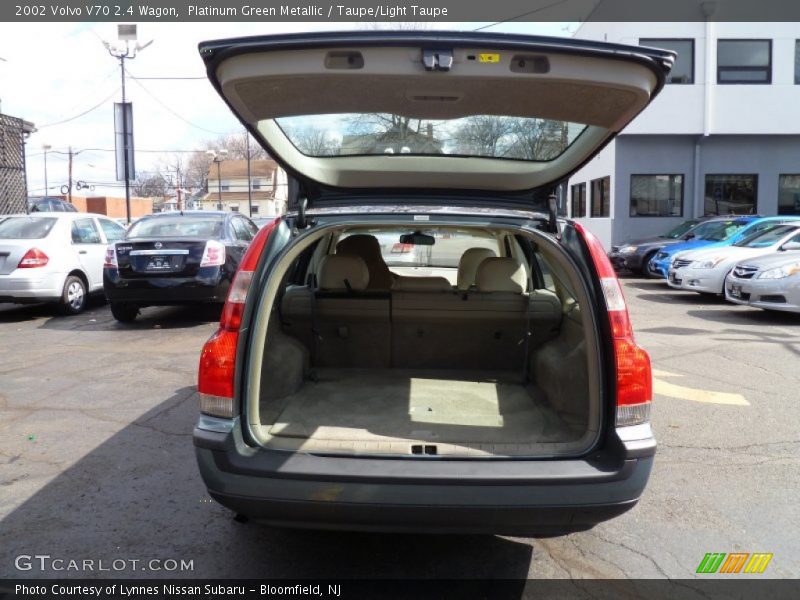 Platinum Green Metallic / Taupe/Light Taupe 2002 Volvo V70 2.4 Wagon