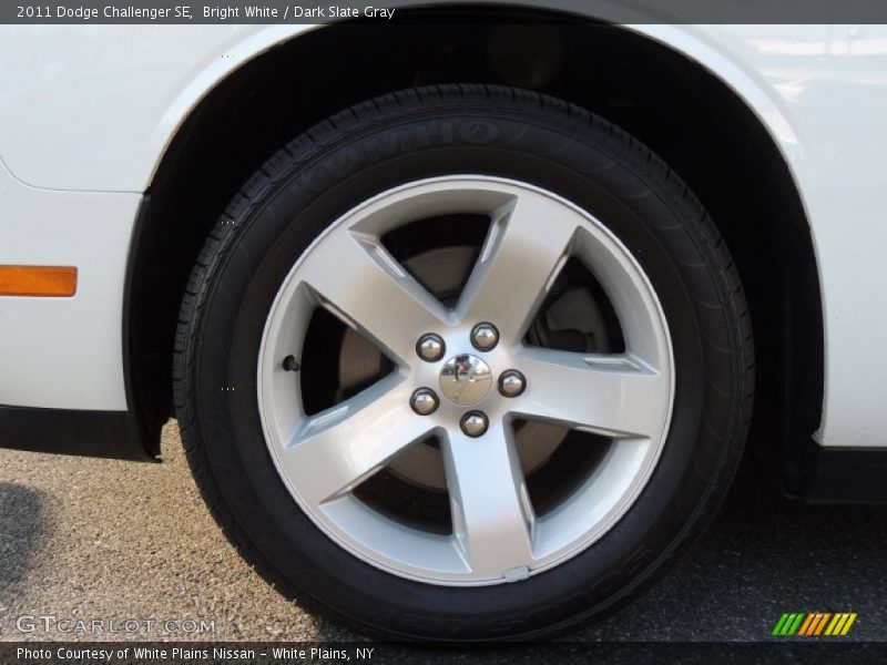 Bright White / Dark Slate Gray 2011 Dodge Challenger SE