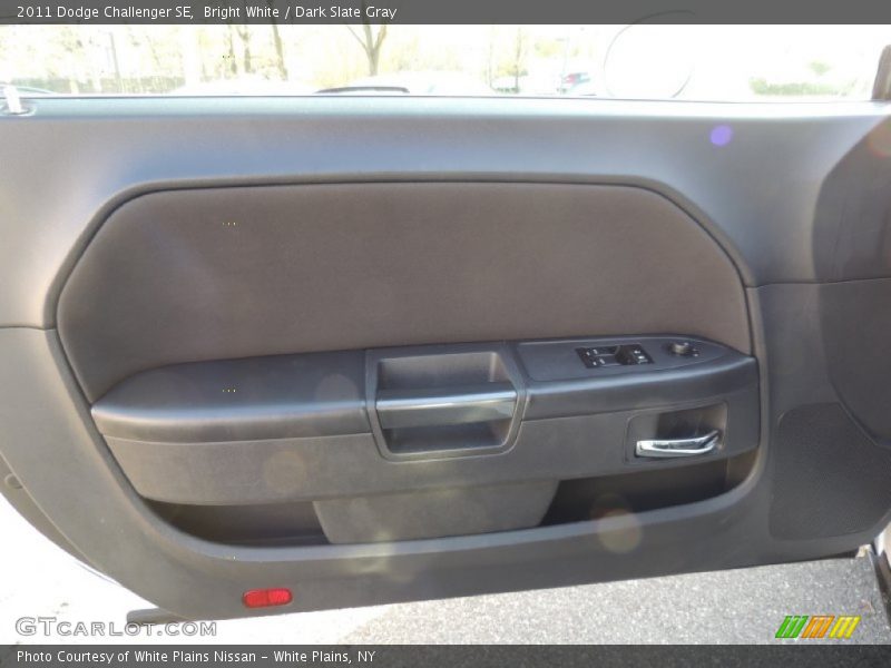 Bright White / Dark Slate Gray 2011 Dodge Challenger SE