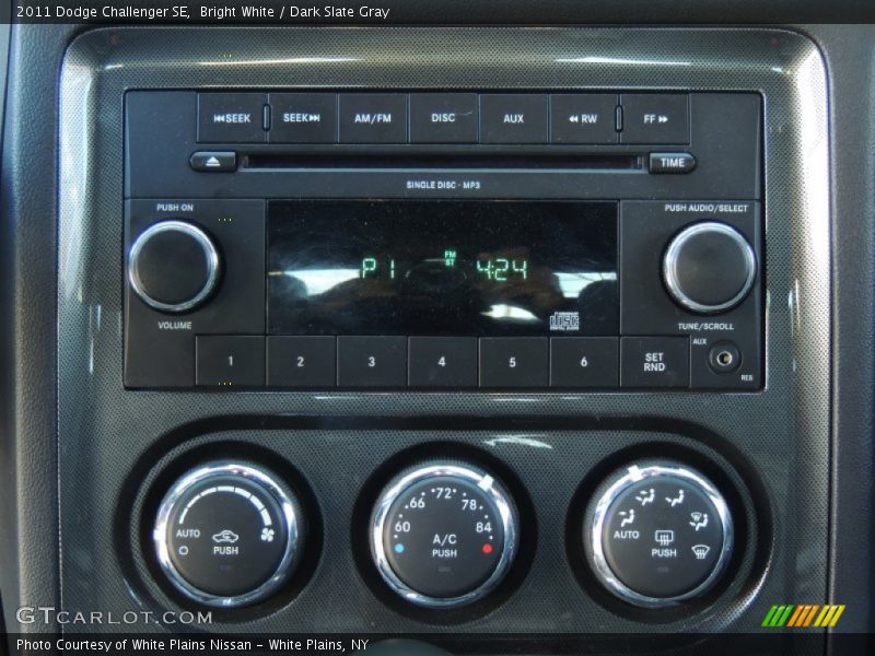 Bright White / Dark Slate Gray 2011 Dodge Challenger SE