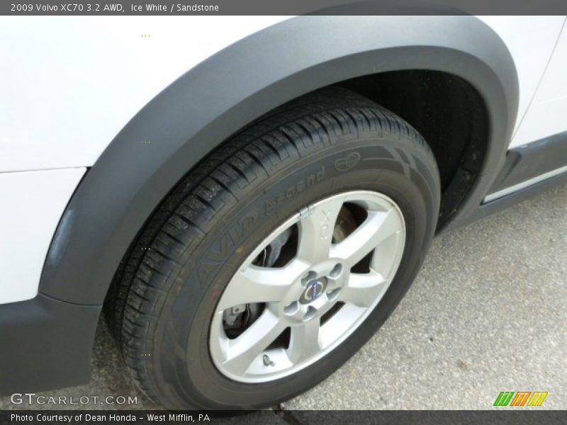 Ice White / Sandstone 2009 Volvo XC70 3.2 AWD