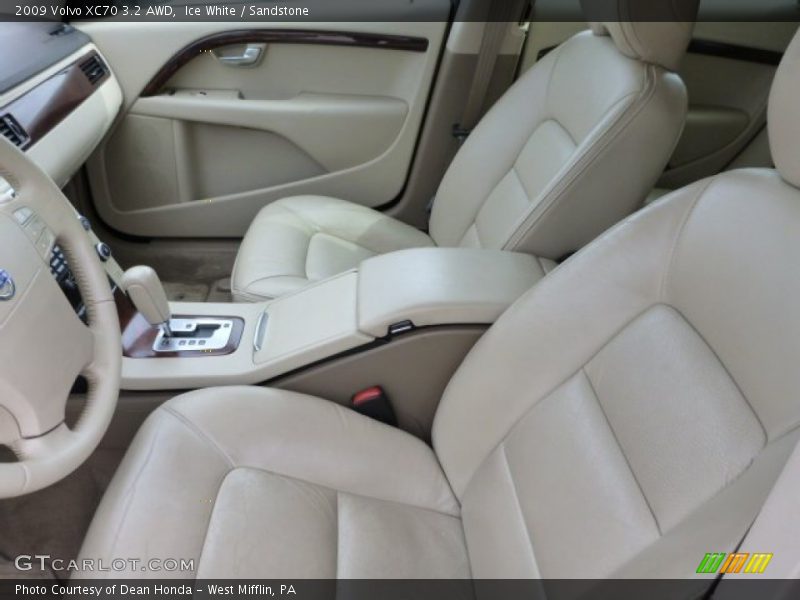 Ice White / Sandstone 2009 Volvo XC70 3.2 AWD