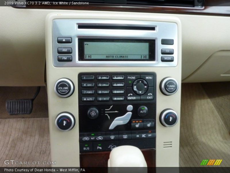 Ice White / Sandstone 2009 Volvo XC70 3.2 AWD