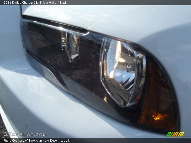 Bright White / Black 2011 Dodge Charger SE