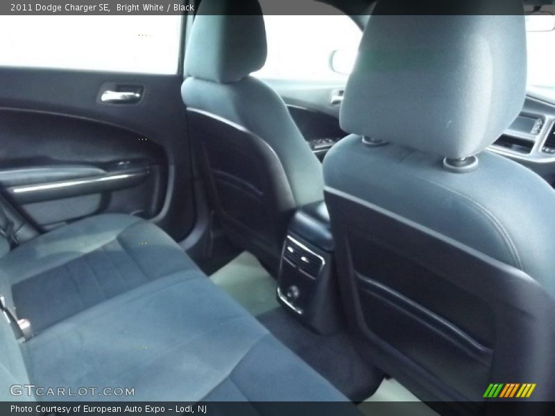 Bright White / Black 2011 Dodge Charger SE