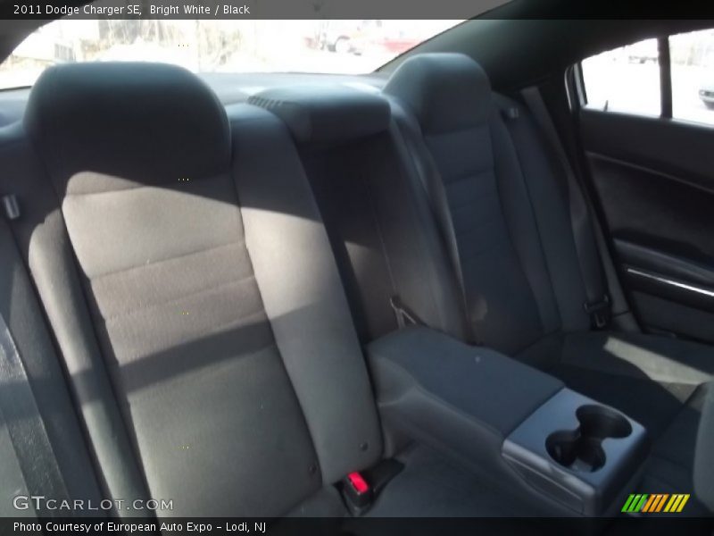 Bright White / Black 2011 Dodge Charger SE