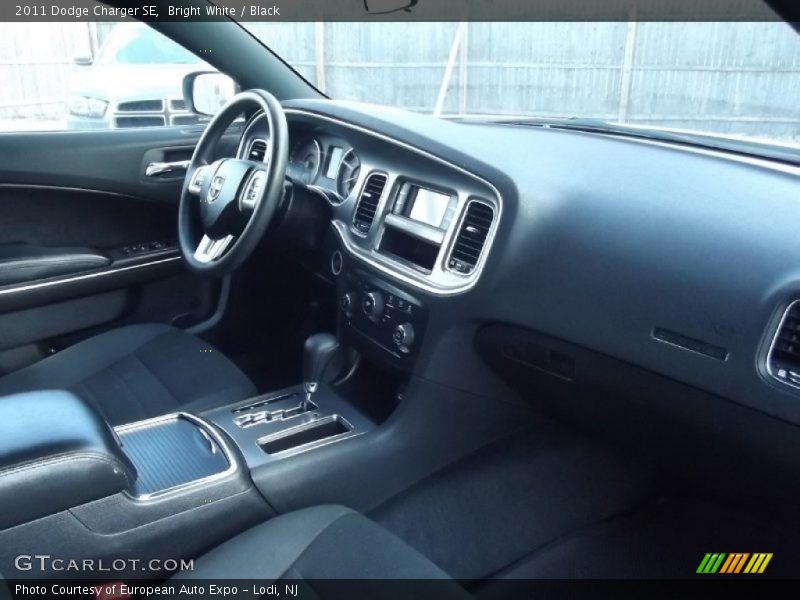 Bright White / Black 2011 Dodge Charger SE
