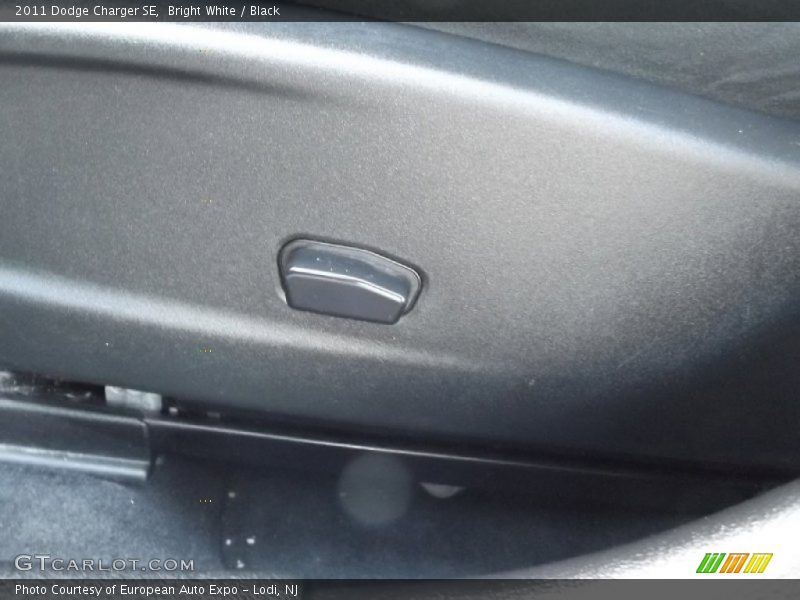 Bright White / Black 2011 Dodge Charger SE