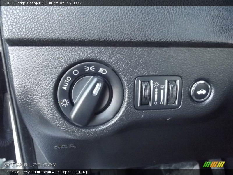 Bright White / Black 2011 Dodge Charger SE