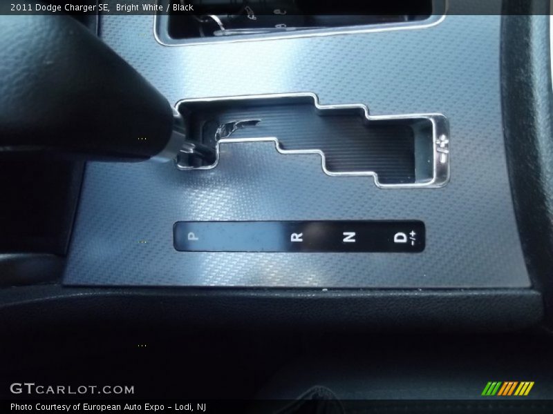 Bright White / Black 2011 Dodge Charger SE
