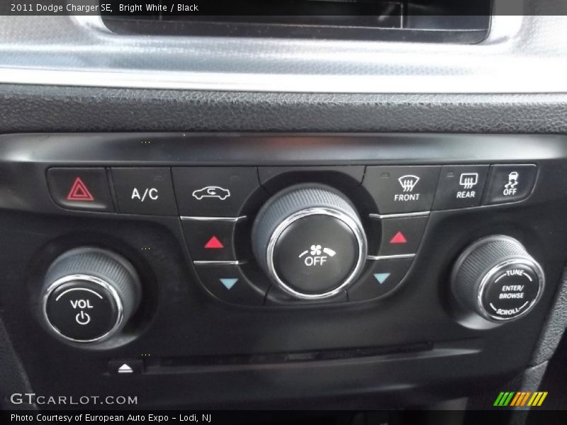 Bright White / Black 2011 Dodge Charger SE