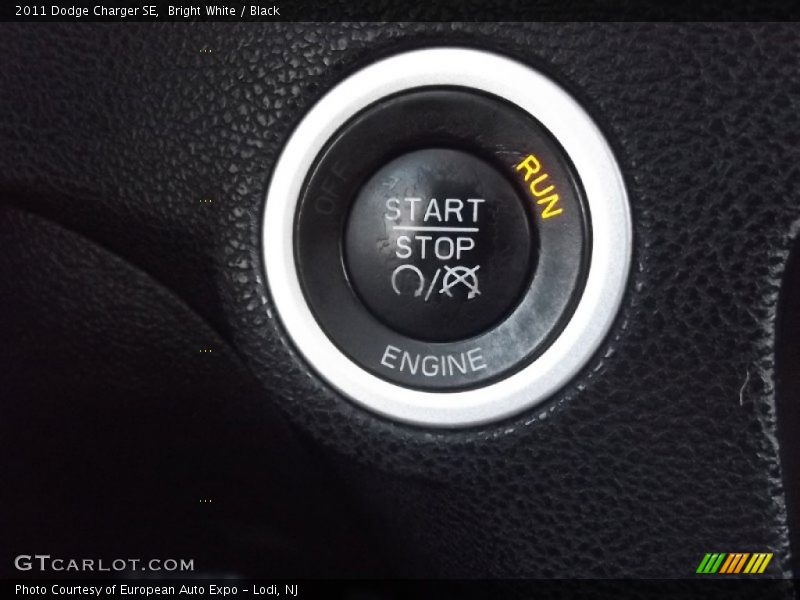 Bright White / Black 2011 Dodge Charger SE