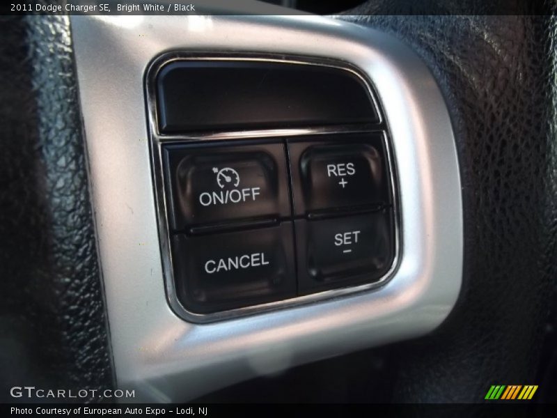 Bright White / Black 2011 Dodge Charger SE