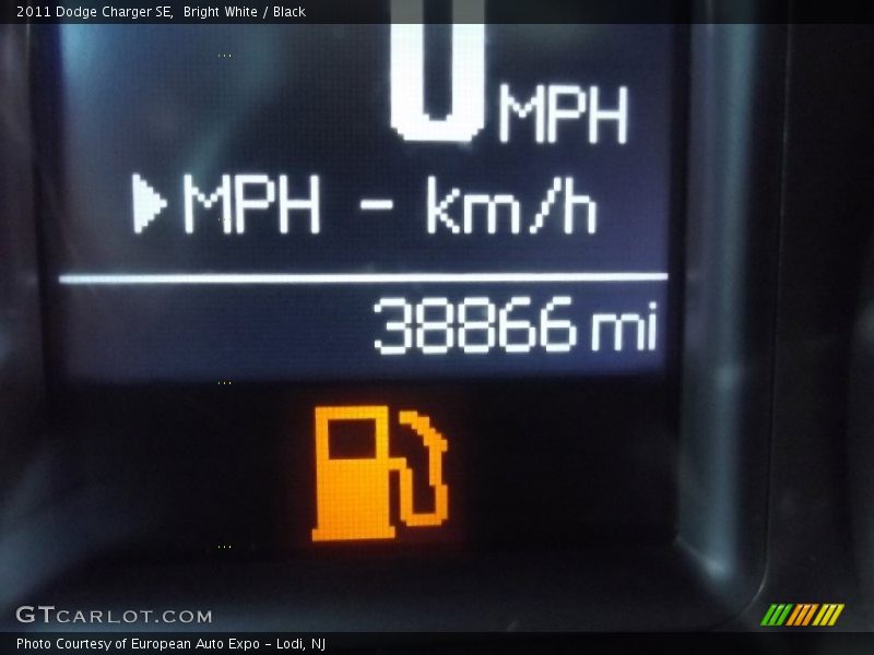 Bright White / Black 2011 Dodge Charger SE