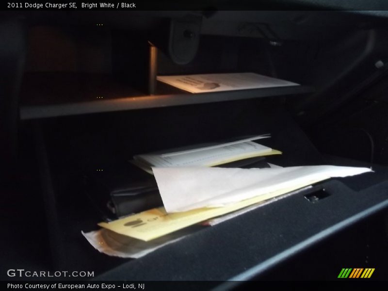 Bright White / Black 2011 Dodge Charger SE