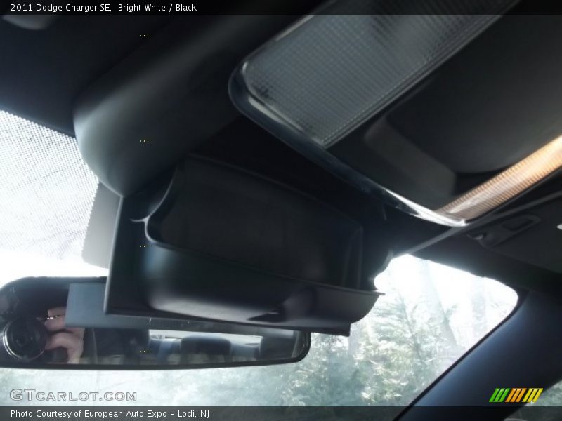 Bright White / Black 2011 Dodge Charger SE