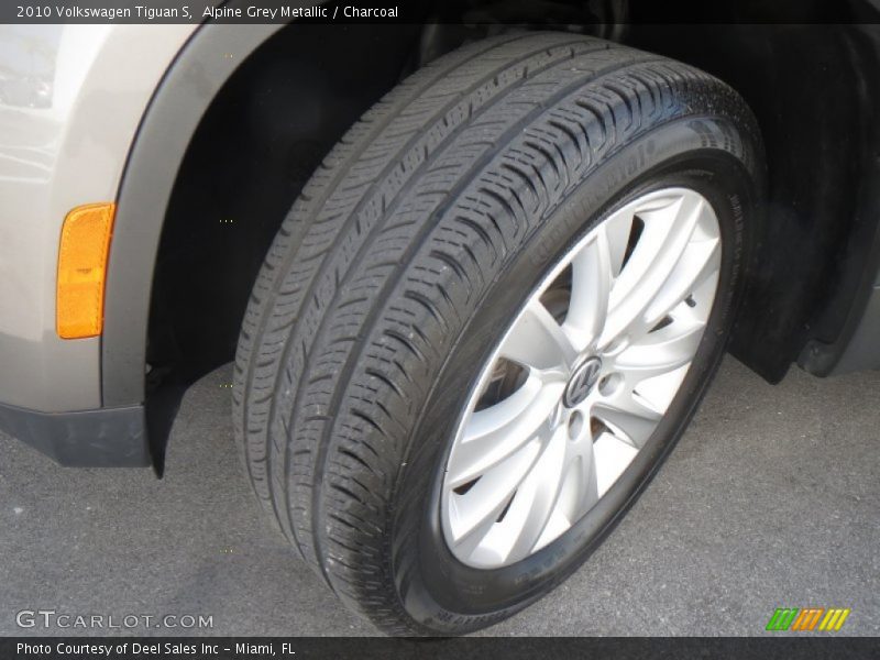 Alpine Grey Metallic / Charcoal 2010 Volkswagen Tiguan S