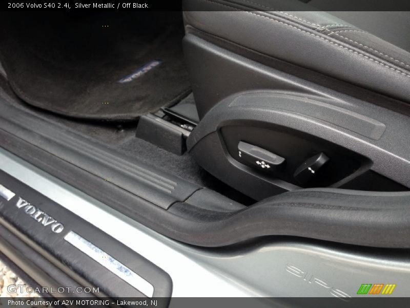 Silver Metallic / Off Black 2006 Volvo S40 2.4i