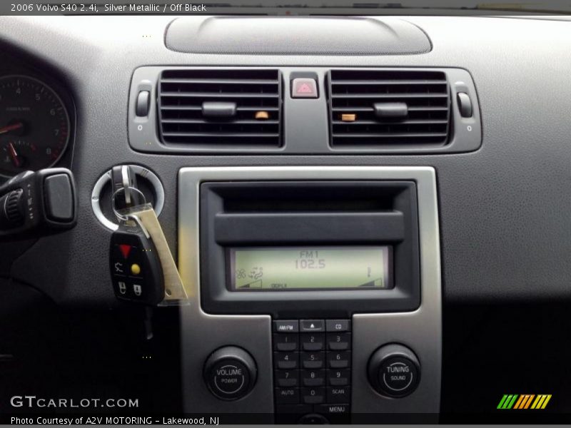 Silver Metallic / Off Black 2006 Volvo S40 2.4i