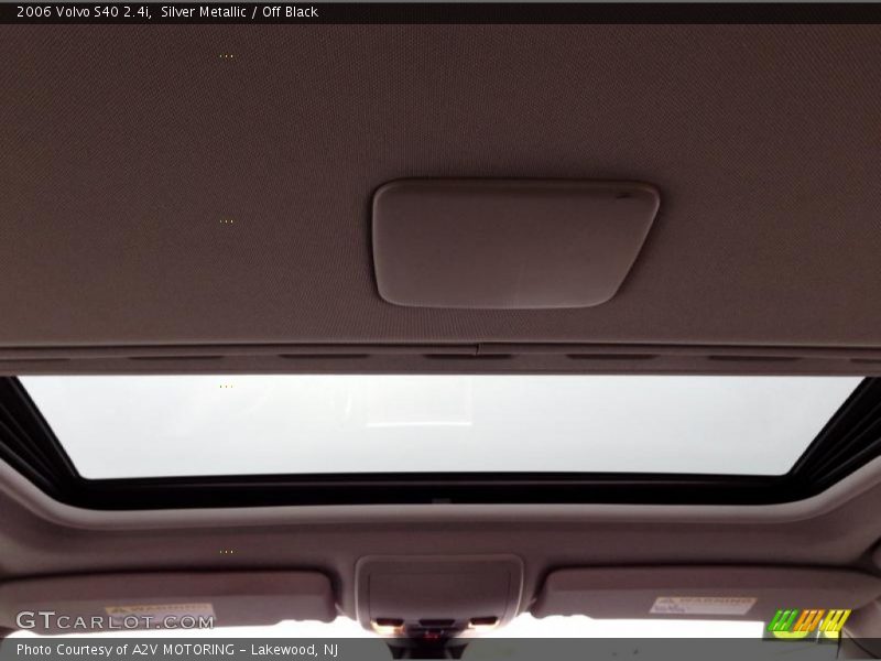 Silver Metallic / Off Black 2006 Volvo S40 2.4i