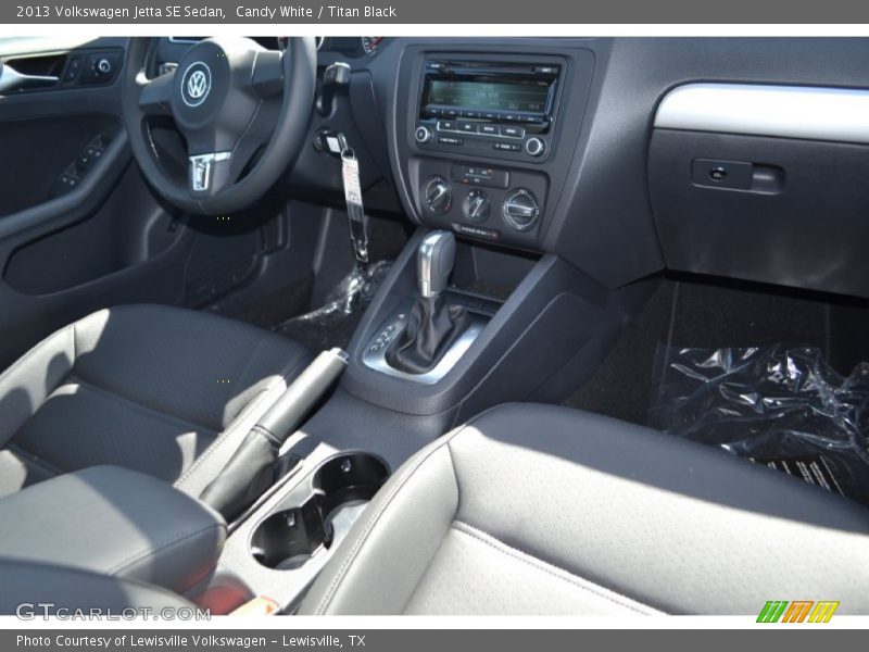 Candy White / Titan Black 2013 Volkswagen Jetta SE Sedan