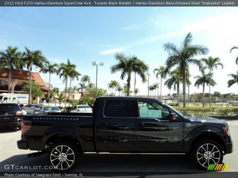 Tuxedo Black Metallic / Harley-Davidson Black/Smoked Silver 