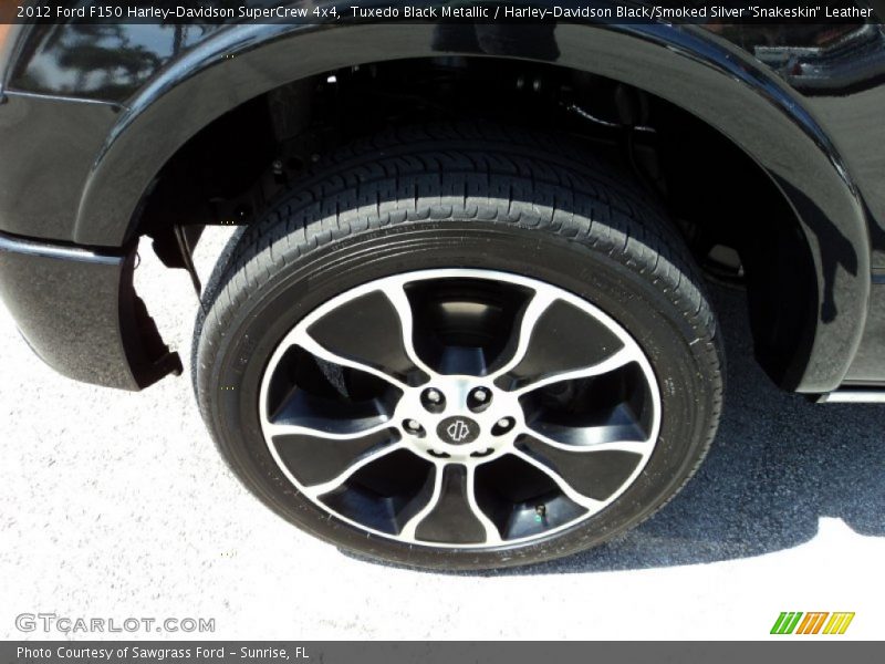 Tuxedo Black Metallic / Harley-Davidson Black/Smoked Silver 