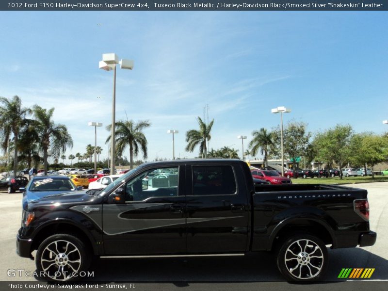 Tuxedo Black Metallic / Harley-Davidson Black/Smoked Silver 